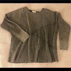 Sweatshirt/ Long sleeve